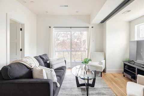 Successful Airbnb property: Townhome with Park, Skyline, Mountain views! in Jefferson Park
