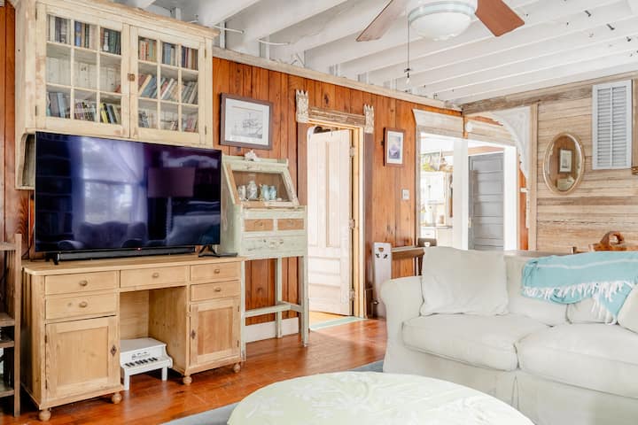 Oldtybee Beachhouse. Heated Pool/hottub/pets/park2 - Tybee Island, GA
