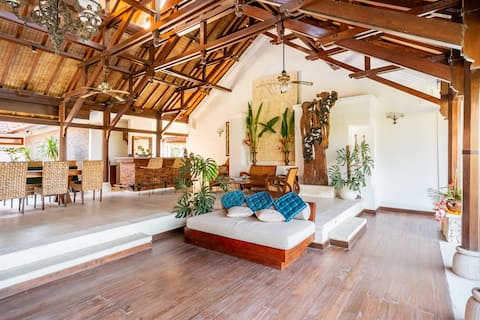 Tropical 6BR Spacious Villa w/ Pool and View