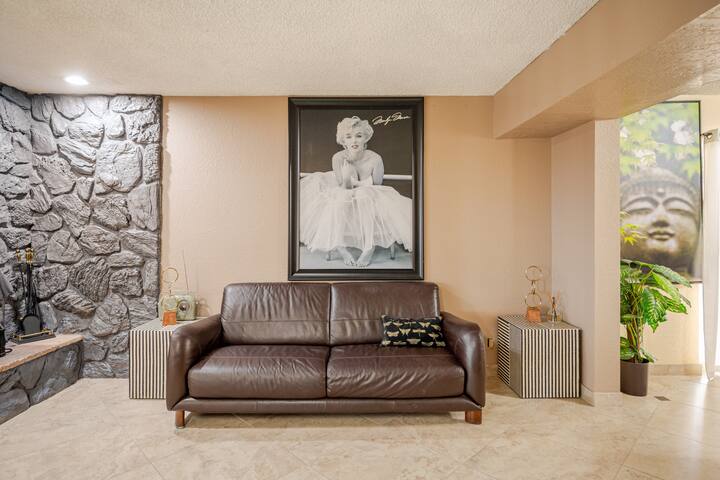 Enjoy Las Vegas Views-6BR/Pool gallery image 2