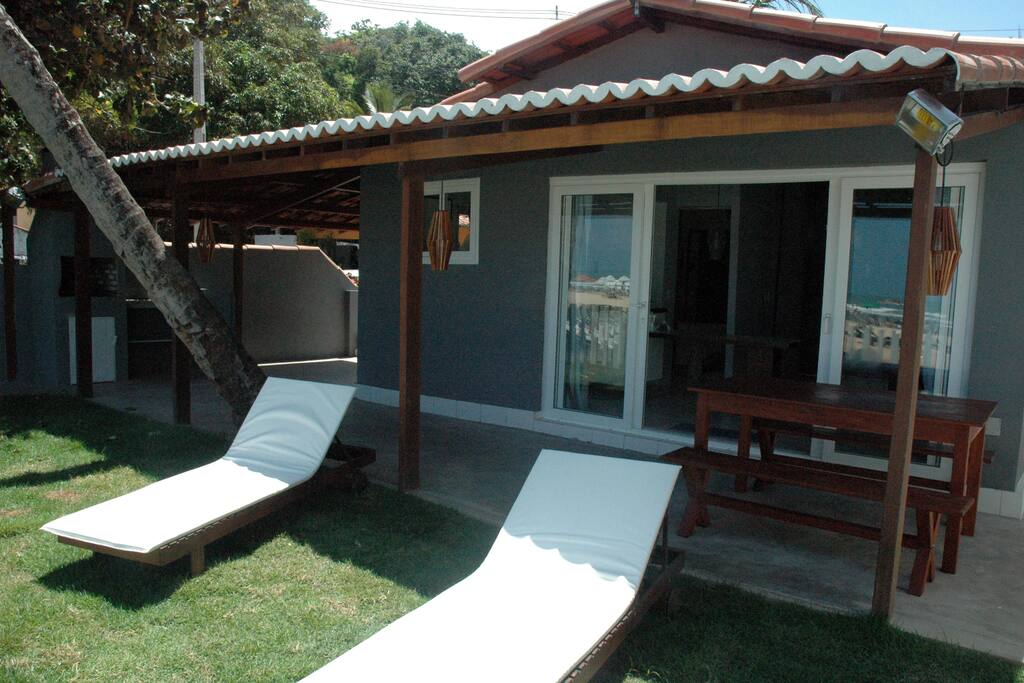 Jardim e terraço com churrasqueira