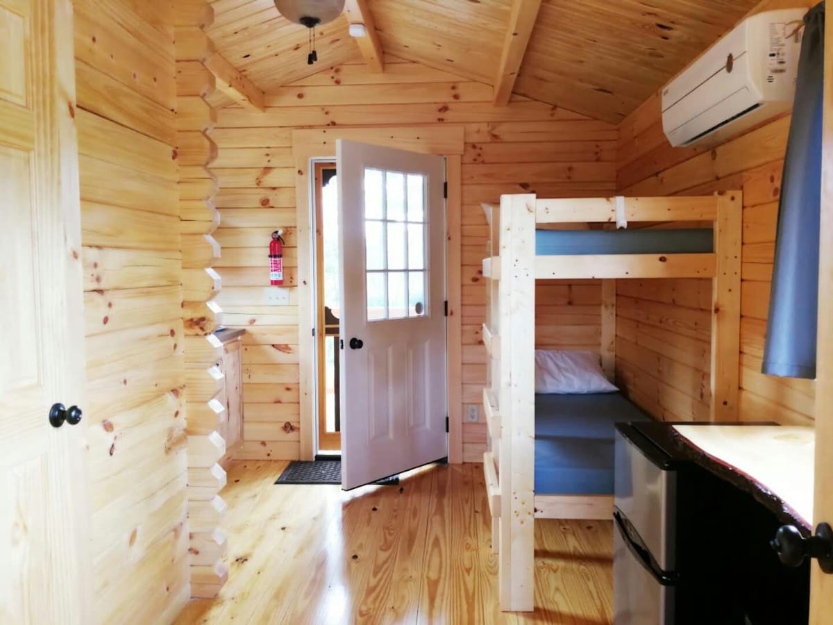 Brvnara br. 1 je @ The Silverlaken Estate, u kojoj udobno spavaju četiri osobe.  Fotografija kreveta na kat i dnevnog boravka.  To uključuje i privatnu spavaću sobu s bračnim krevetom (širine 150 - 179 cm).  Brvnara br. 1 udaljena je samo jednu minutu hoda do jezera. 