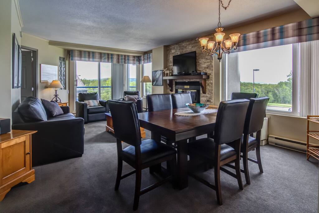 Au Condo Alpin, vous vous sentirez comme à la maison et en vacance à la fois. Avec ces nombreuses fenêtres, vous pourrez admirez tout autant le fleuve Saint-Laurent que la montagne.