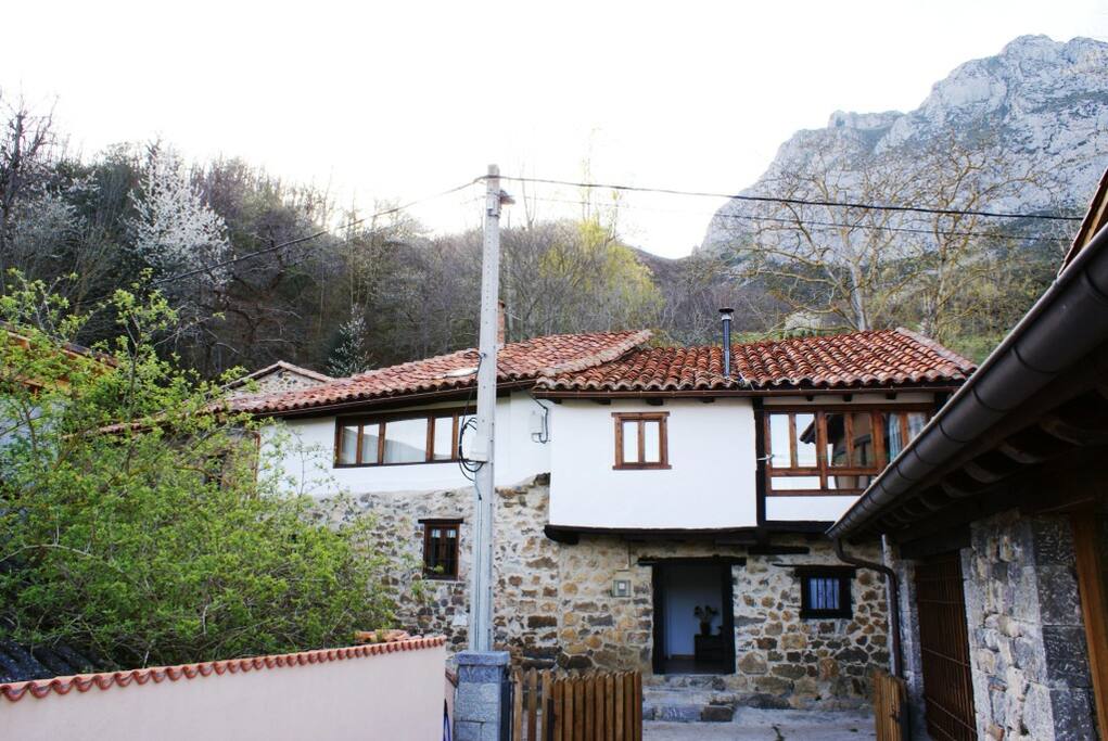 FACHADA DE LA CASA RURAL