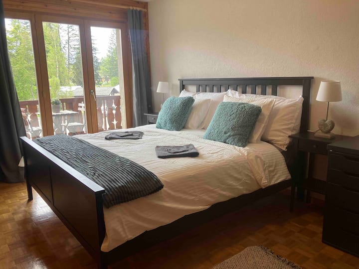 Chumba kikuu cha kulala chenye bafu, ufikiaji wa roshani na mandhari ya ajabu kutoka kwenye mto wako. 