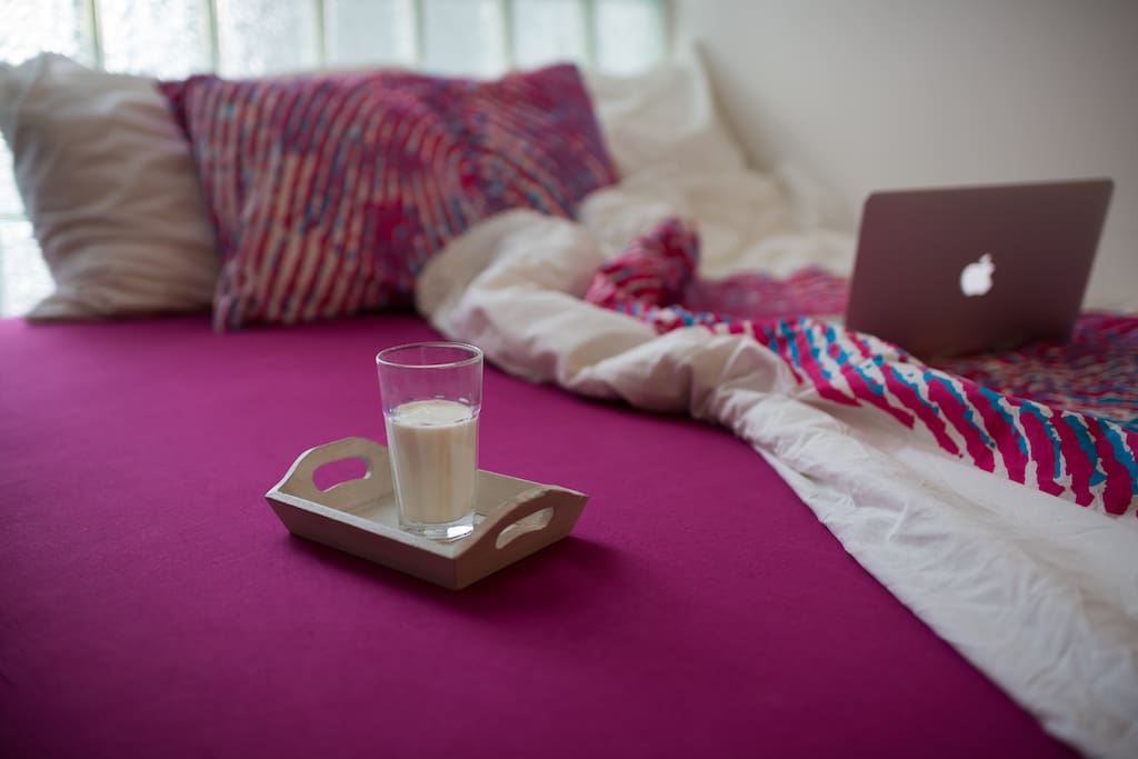 Sofa easily becomes a queen bed 160 x 200, just pull it out!