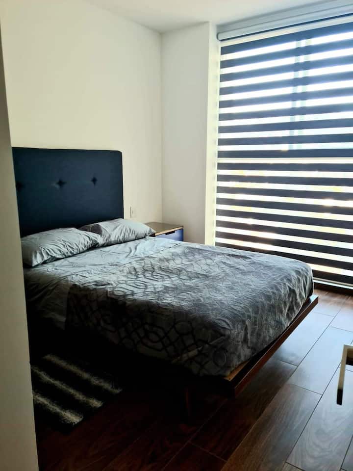 Lit double, placard, et ventilateur.