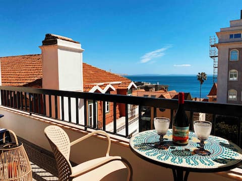 Airbnb em destaque: SEA VIEW 6 mins to Beach w/Terrace in MonteEstoril em Lisboa