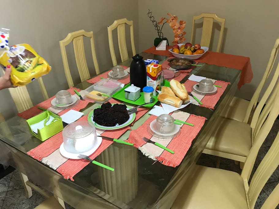 Café da manhã completo (estilo colonial) servido aos hóspedes. Pães, bolos, café, biscoitos e água disponível para os hóspedes 24 h por dia durante a hospedagem.