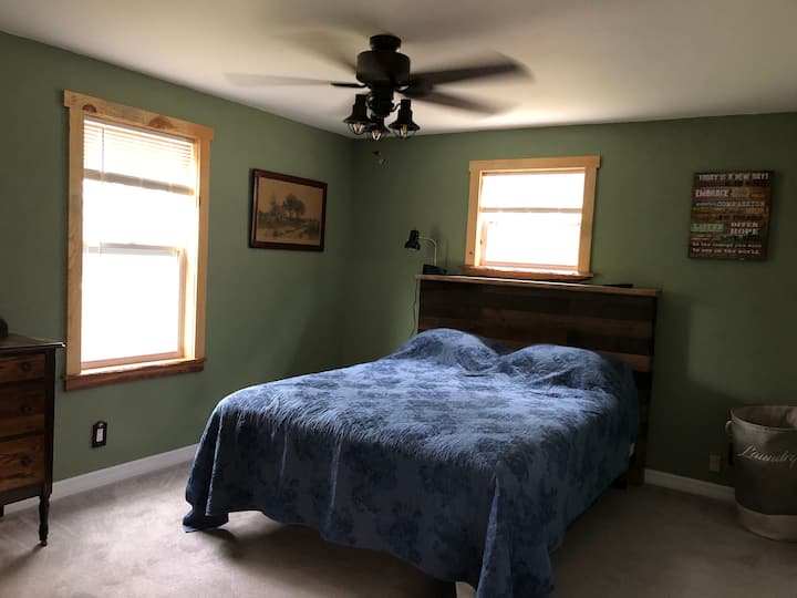 ห้องนอนใหญ่พร้อมเตียงควีนไซส์