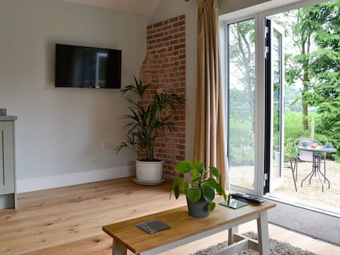 Top performing Airbnb: The Swallow's Nest, relaxing country retreat in Broadland