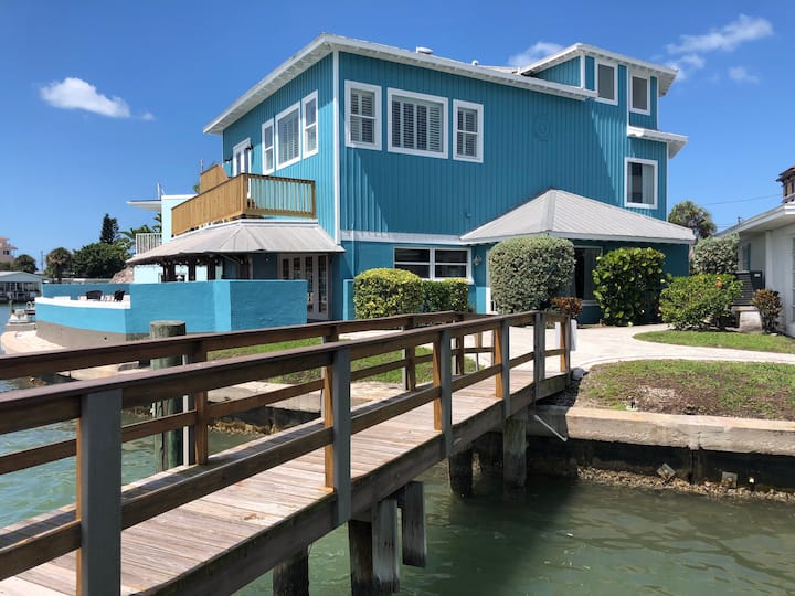 5/3.5 waterfront home 5 min walk 2 beach, 12+ PPL Houses for Rent in