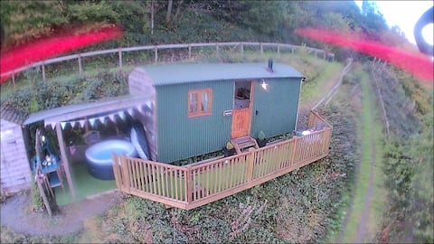 LLANGOLLEN SHEPHERDS HUTS 
Private hot tub