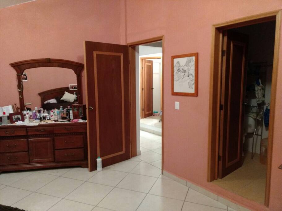 Amplia recámara con cama king size y baño