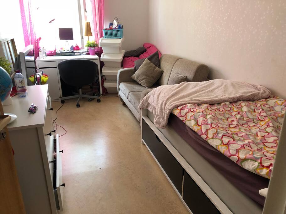 1a sovrummet, med en säng och liten bäddsoffa.