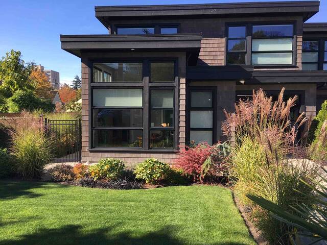 PRIVATE SUITE - LOCATION! LOCATION! (Lic.36417)