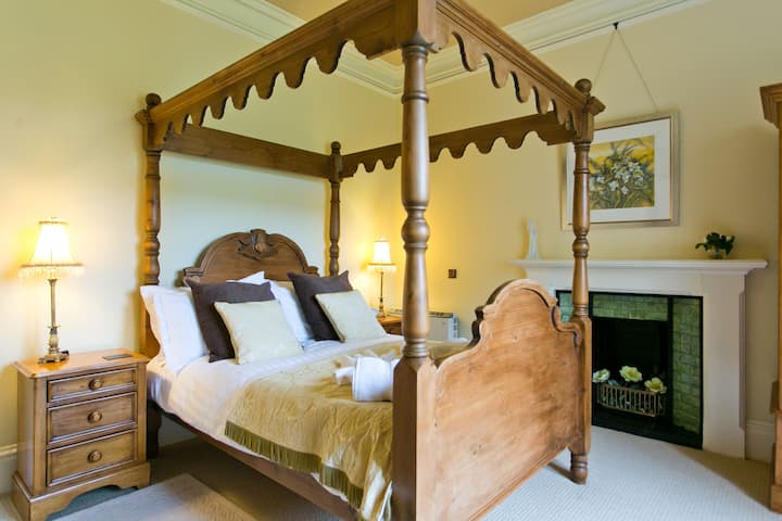 King Oswald Romantic Bedroom