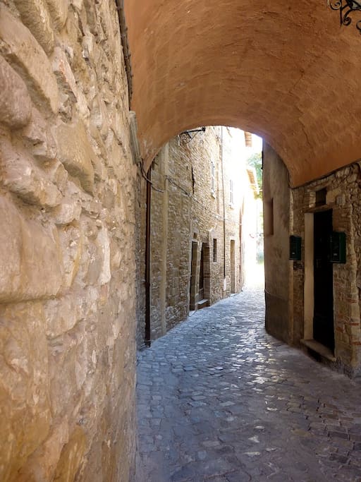 l'ingresso della casa dalla strada