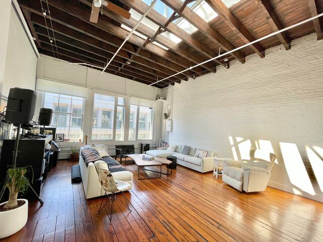 Dreamlike Soho loft and private rooftop gallery image 3