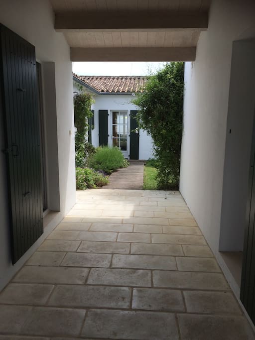 Vue depuis l'entrée principale accès studio à droite accès garage à gauche