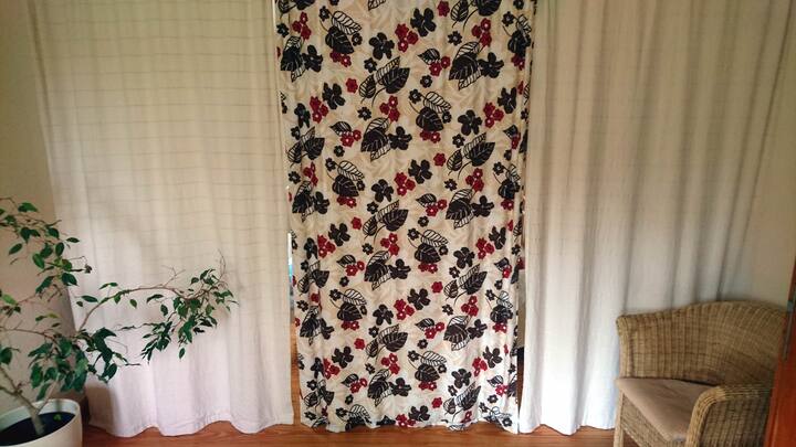 Поради топлинската изолација, на пример, дневниот простор може убаво да се загрее, а просторот за спиење останува ладен.

Поради топлинската изолација може да биде таква. Дневната соба е топла и удобна, а просторот за спиење останува ладен.