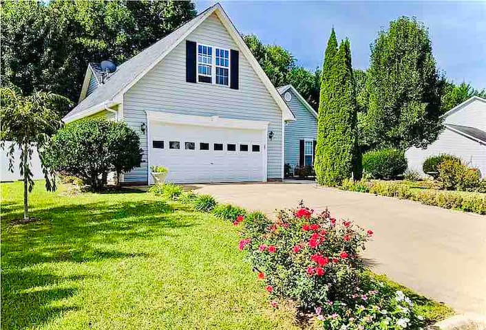 Private POOL & HOT TUB; Family-friendly Retreat