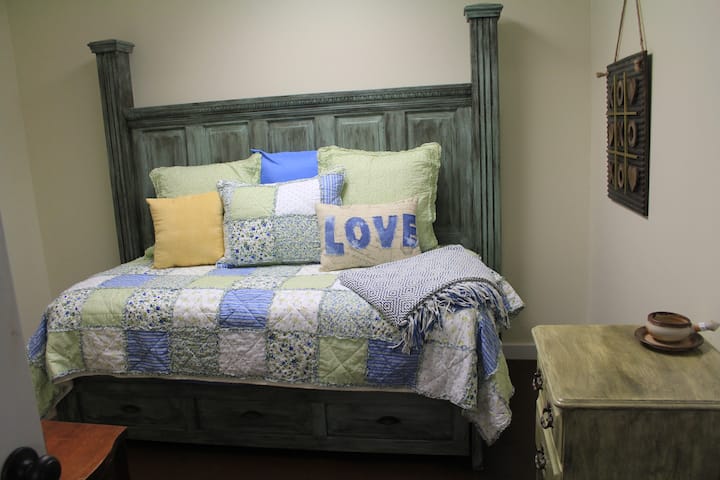 Das Keller-Schlafzimmer sieben (befindet sich neben dem Essbereich) ist klein und verfügt über ein Doppelbett mit einem Schminkwaschbecken.