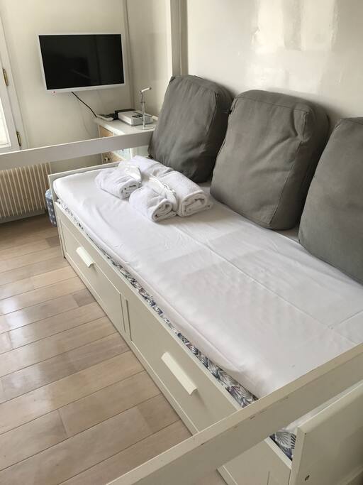 This canapé opens to give a queen sized bed. It's very comfortable.