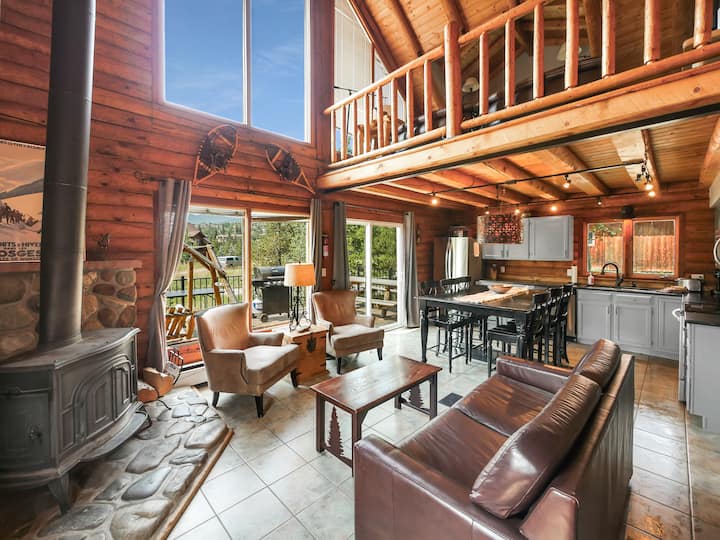 Опуштете се покрај огнот во главниот дневен простор со кауч/спална соба