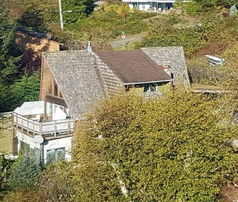 Large Sundeck South Facing Vistas!