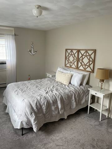 SUMMER RENTAL 3 bdrm with garage & fenced-in yard! gallery image 2