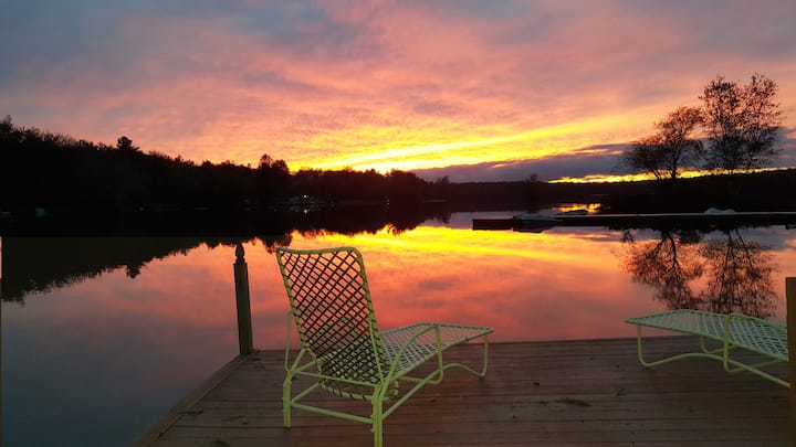 Lake Front Home 3 Bedrooms *Hot Tub * LINEN *WI FI