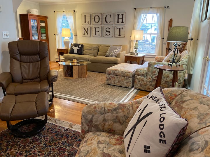 您可以在多个空间观看电视、阅读书籍、观看日出、观星和湖景观……所有这些空间都有充足的舒适座位。