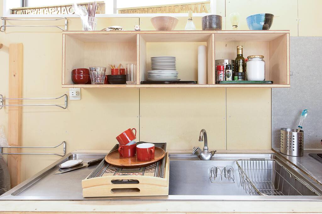 The kitchen is convenient and there are several kitchen tools.キッチン用品は一通り完備。