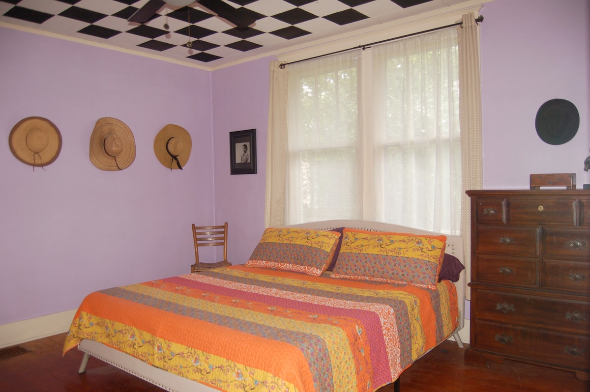 Spavajte udobno u bračnom krevetu.