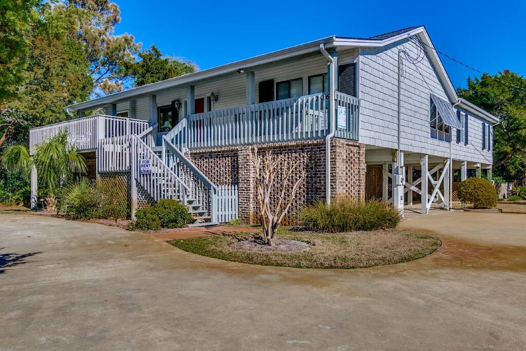 Building,Cottage,Office Building,Banister,Handrail