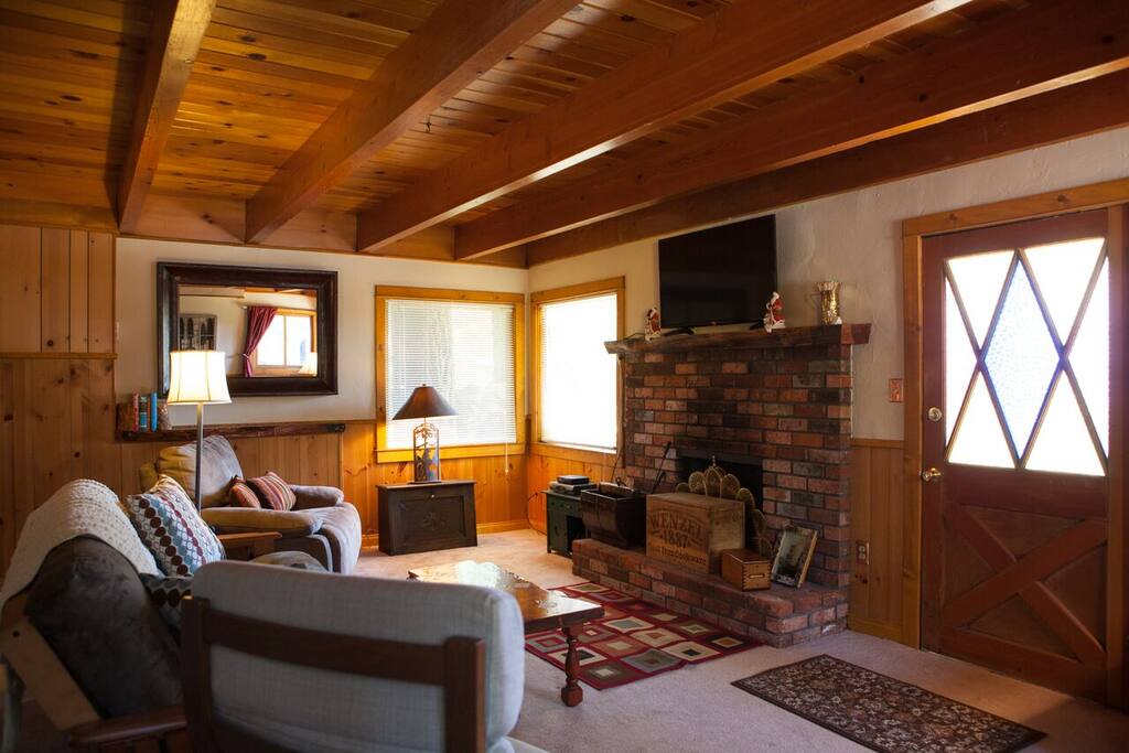 Large family room with smart TV and cable TV service