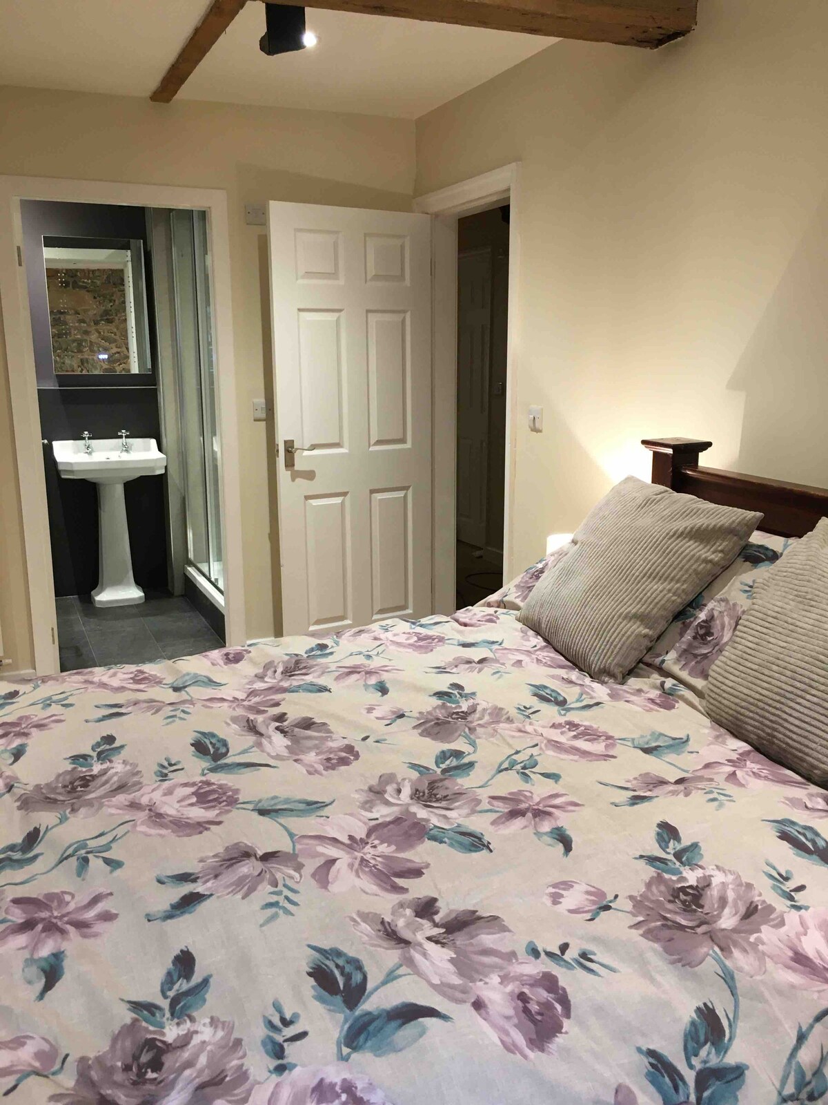 Hlavná spálňa a vlastná kúpeľňa