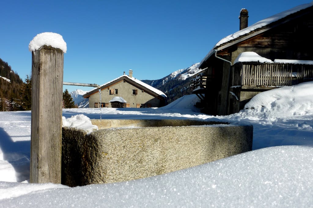 L'accès à pied durant l'hiver confère un calme exceptionnel au hameau de l'Amônaz.