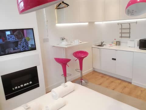 Popular Airbnb listing: "THE WHITE SUITE" Quiet North Leeds location in Moortown