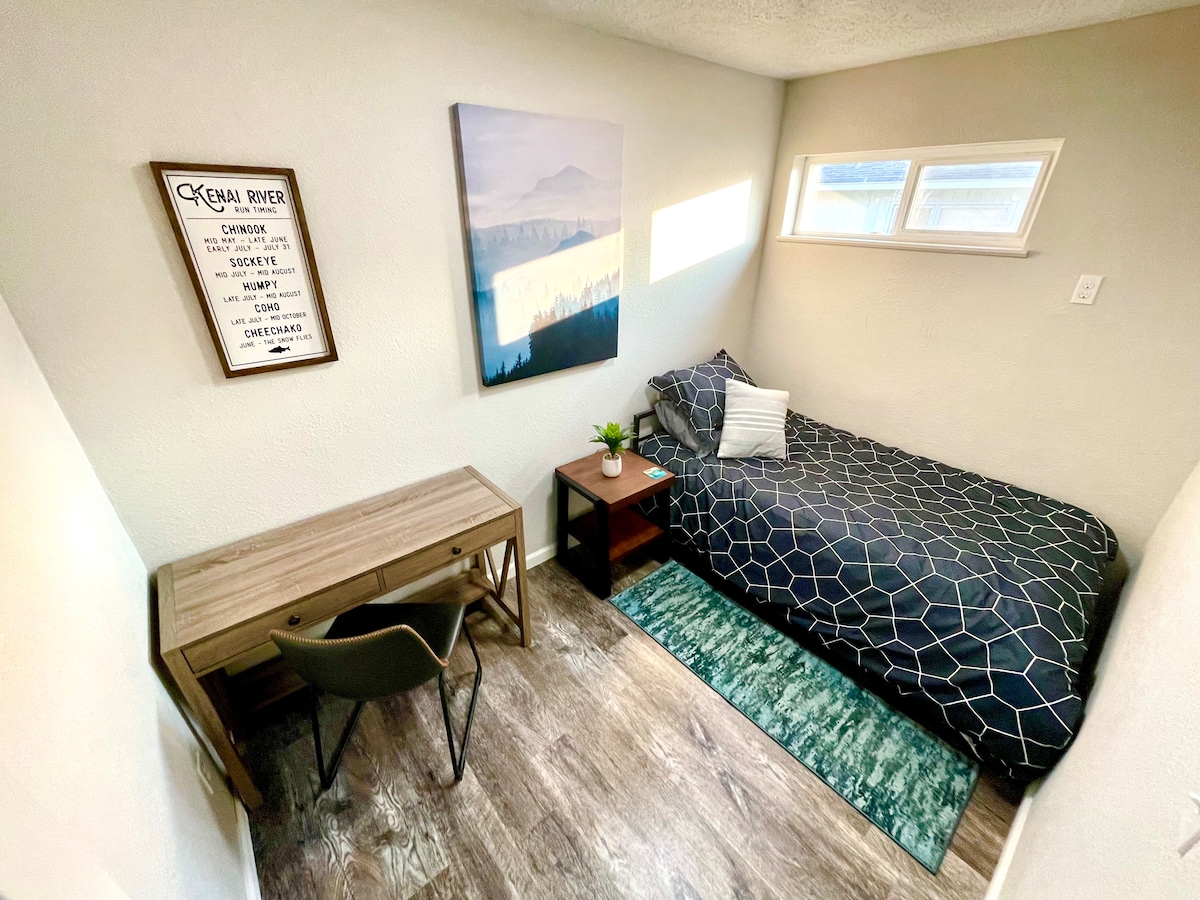 משרד/חדר שינה 4 עם מיטה זוגית ושולחן.