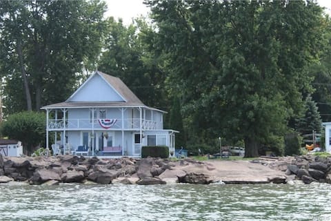 Charming cottage on Lake Ontario