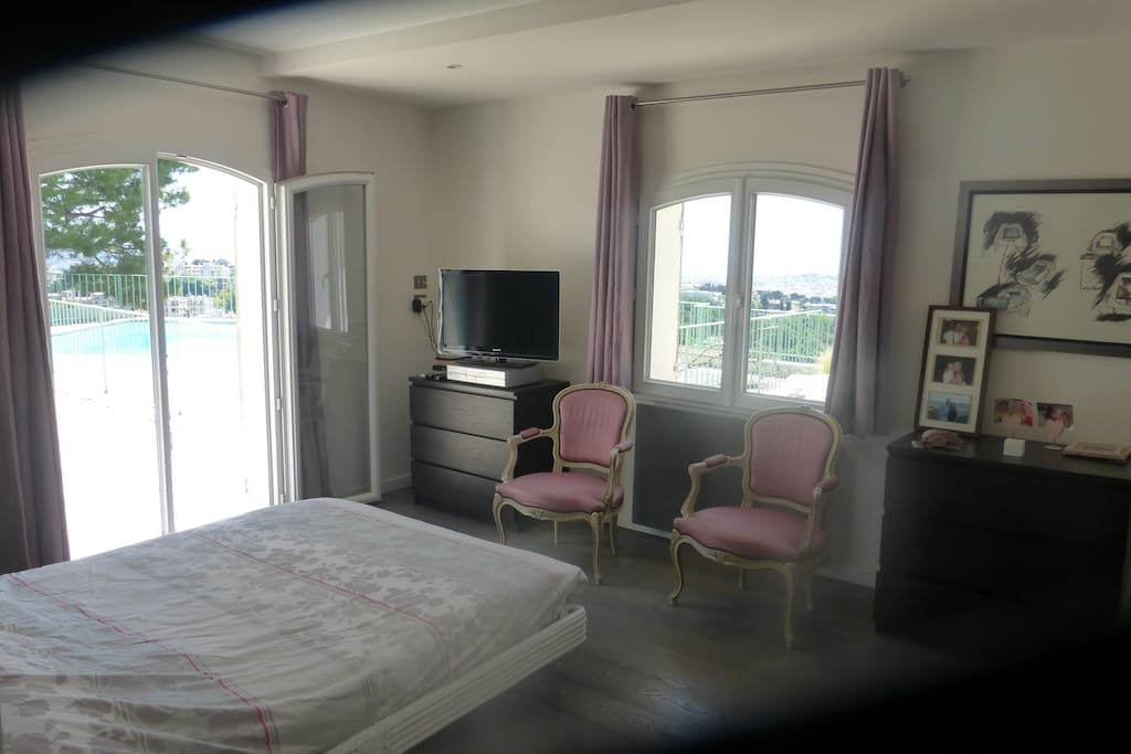 Suite parentale avec salle de douche, double vasque et dressing