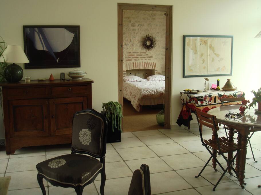 Des rangements pour la vaisselle : un buffet et un placard intégré dans un mur