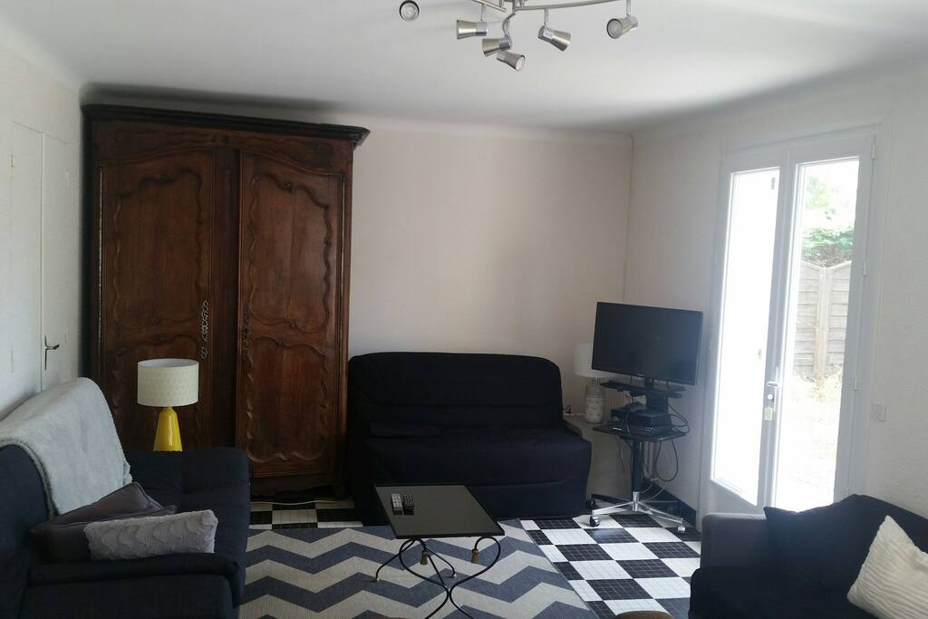 salon avec tv et wifi disponible.