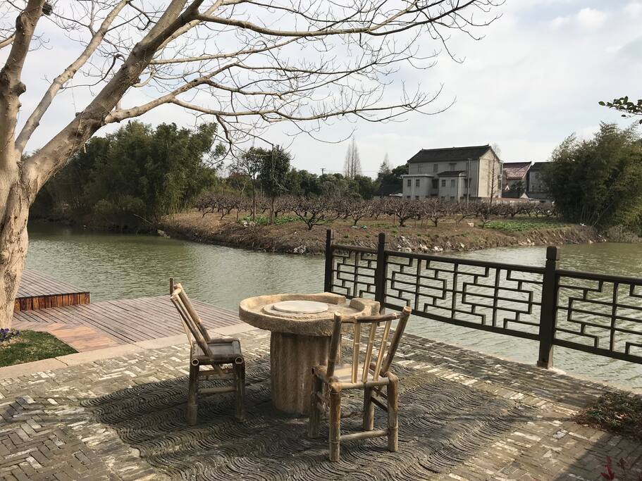 屋前的石头记小广场