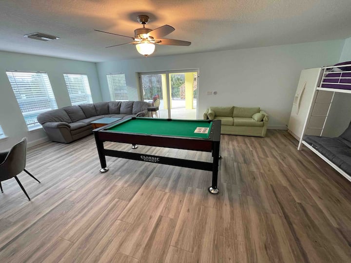 6 - та спалня/стая за игри.  Двуетажно легло с големи размери и две единични легла.  Разтегателен диван в пълен размер.  2 - ри хладилник.  Билярдна маса/маса за пинг - понг/въздушен хокей.  Маса за игри и телевизор.