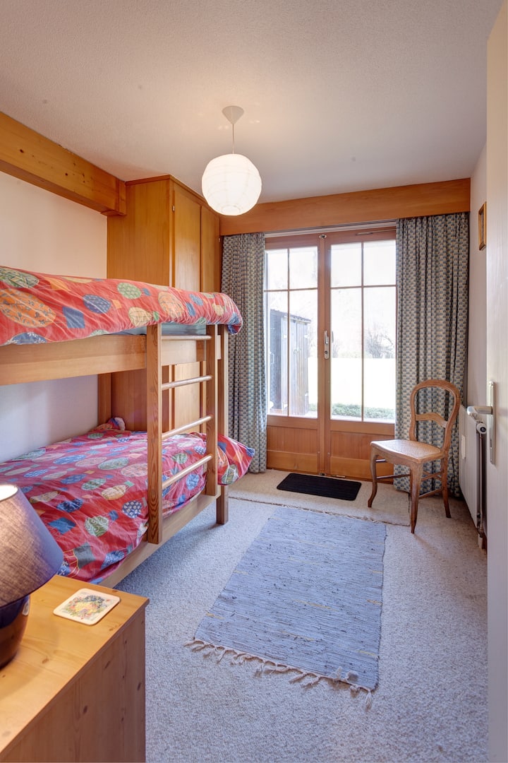 双层客房，设有通往露台的门。