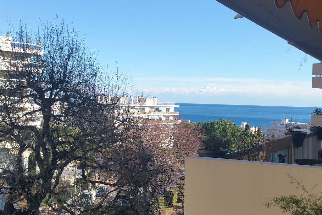 Vue partielle mer depuis le balcon terrasse côté séjour