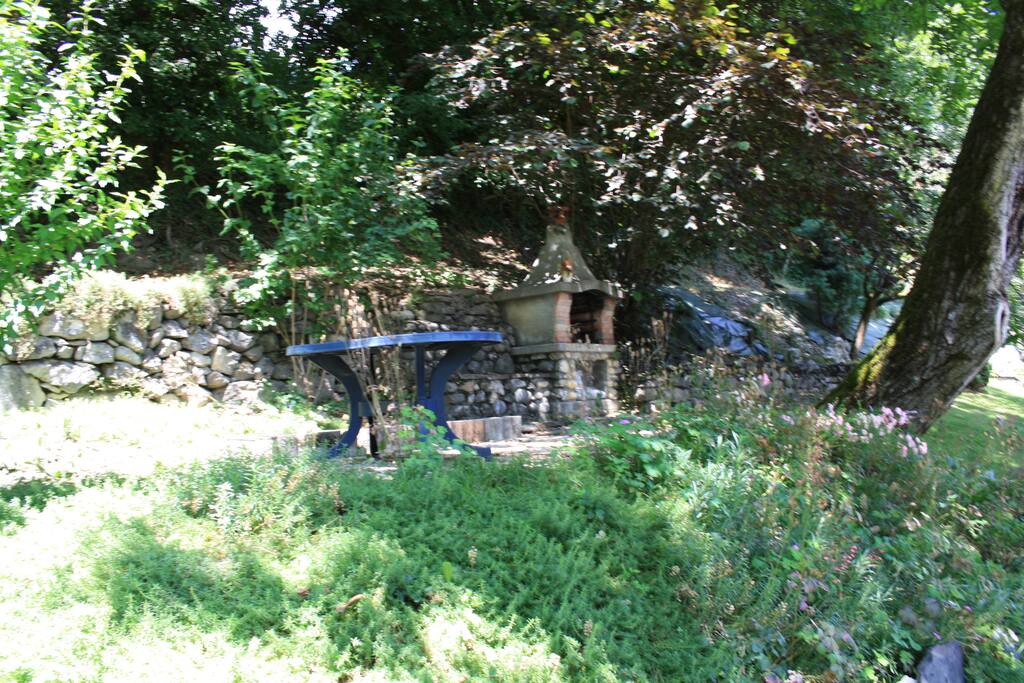 Coin barbecue dans le jardin